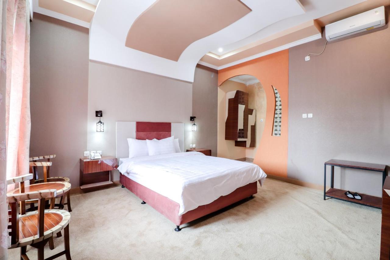 Sartini Inn Jogja Yogyakarta Bagian luar foto